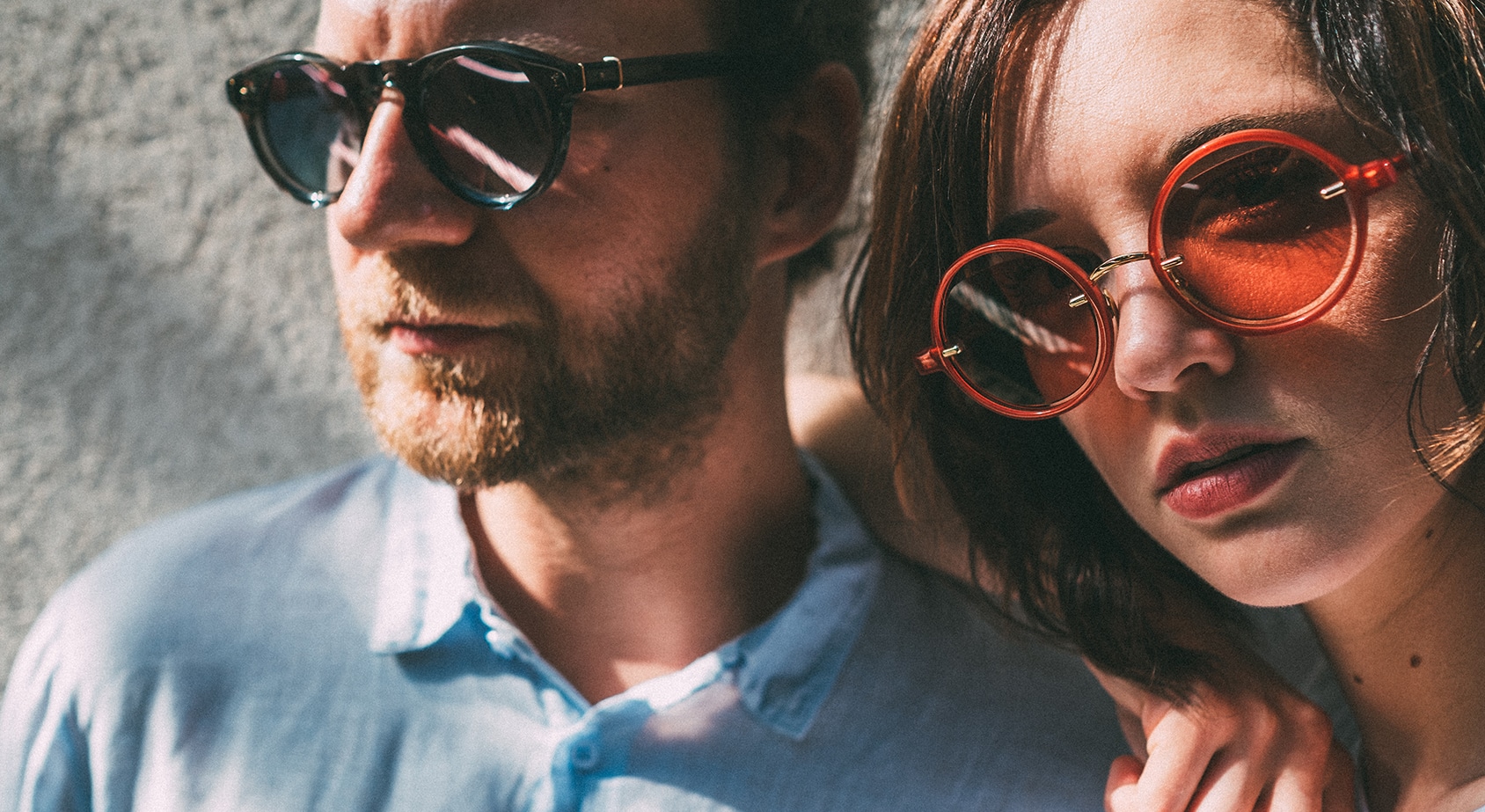 Mann und Frau mit Sonnenbrille